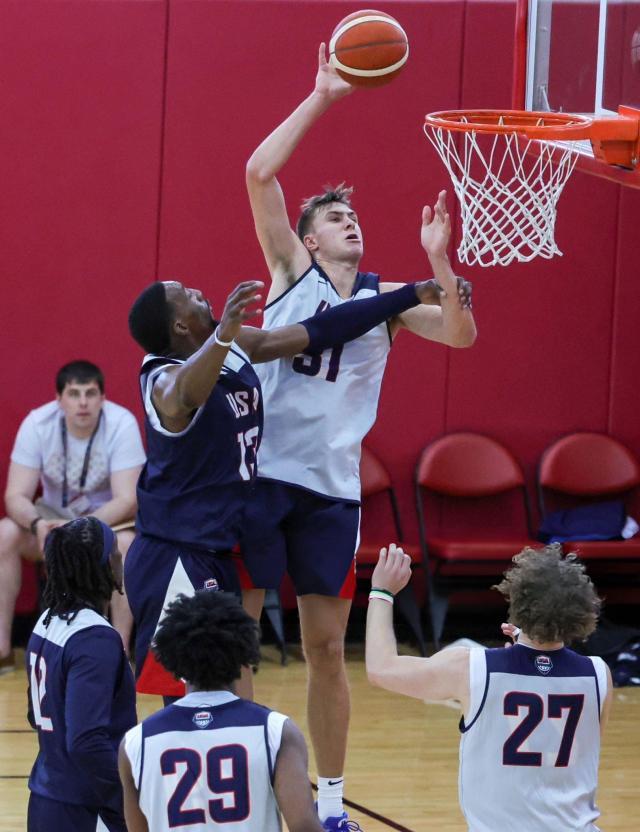 开云体育登录-晃过朱哥颜射浓眉！17岁准状元闪耀美国男篮训练营